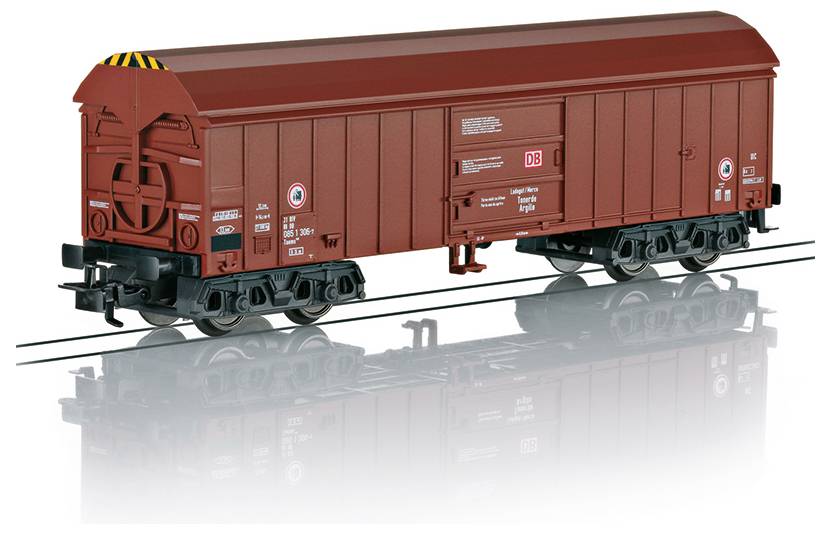 Detailní model červeného nákladního železničního vozidla s německými železničními značkami, zobrazený na krátké části tratě, s viditelným podvozkem a spodní částí vozidla.