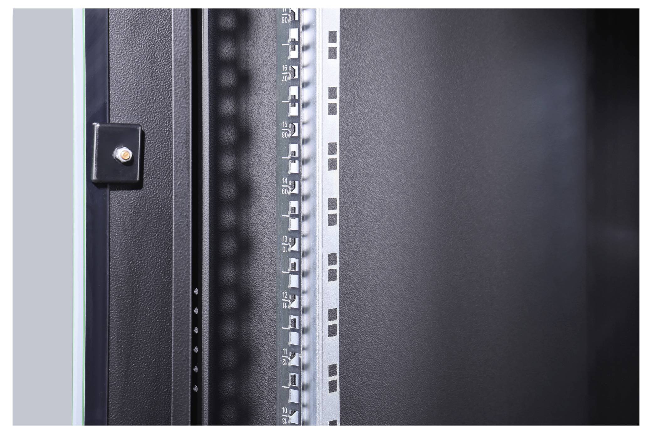 Detailní záběr otevřeného serverového racku odhalující jeho vnitřní strukturu a kovové lišty, vhodný pro aplikace v IT infrastruktuře.