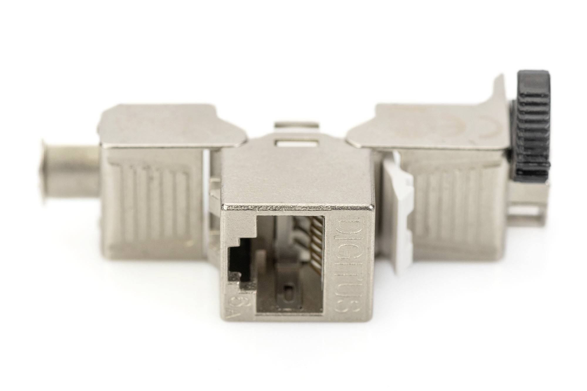 Kovový RJ45 konektor s kovovým stíněným krytem a rýhovaným šroubkem pro spolehlivé připojení síťových kabelů.