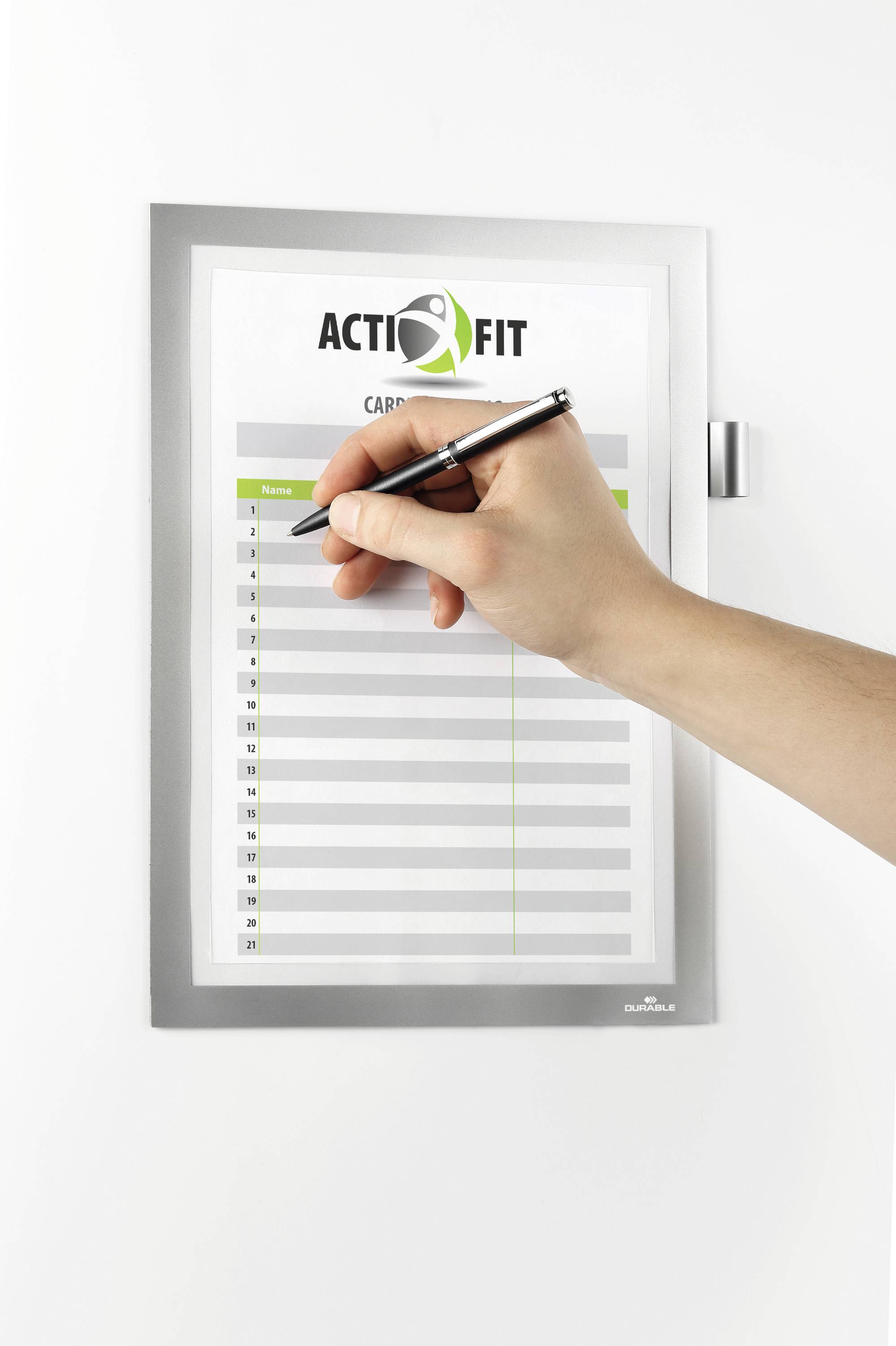 Pero označuje seznam aktivit s názvem „ACTIFIT CARDIO". Seznam má sloupce pro jména a data a je připevněn na zdi.