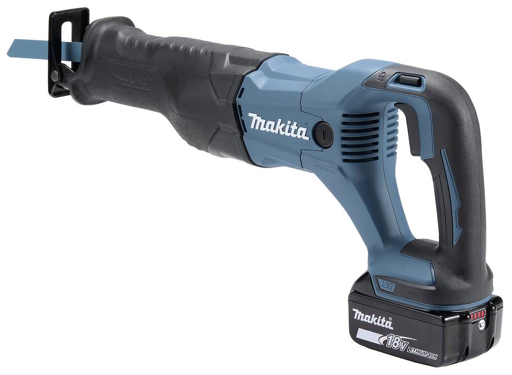 Aku-šavlová pila od Makity, modročerný design, určená pro přesné řezání dřeva a kovu. Napájená baterií, s ergonomickou rukojetí.