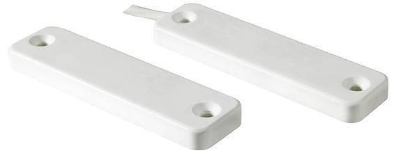 Dva bílé magnetické senzory na dveřích, každý se závitovým otvorem a zapuštěným magnetem, zobrazené na jednobarevném pozadí.