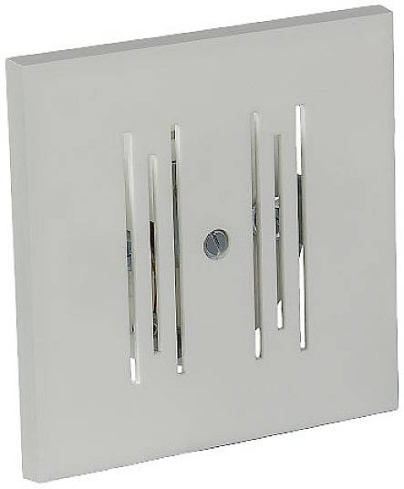 Bílý kryt ventilátoru s vertikálními štěrbinami a centrálním upevňovacím šroubem.