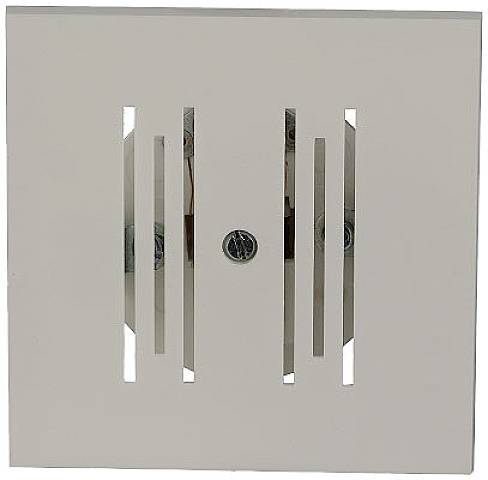 Bílý krycí panel s větracími otvory, pravděpodobně určený pro elektrickou přípojku nebo spínač.