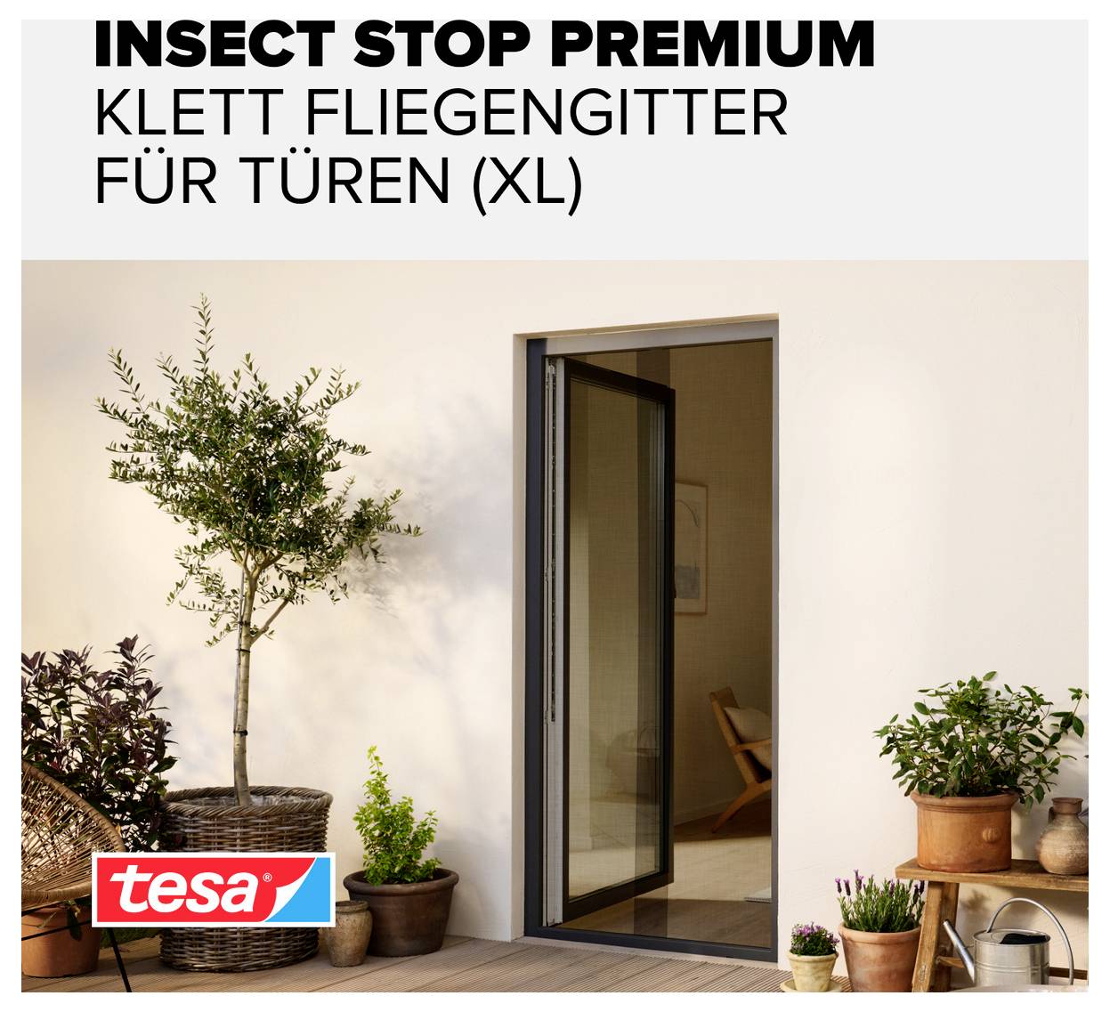 Reklamní obrázek otevřeného průchodu dveří s nainstalovanou suchým zipem lepicí sítí proti hmyzu; text: 'INSECT STOP PREMIUM SUCHÝ ZIP SÍŤ PROTI HMYZU PRO DVEŘE (XL)' a 'tesa'.