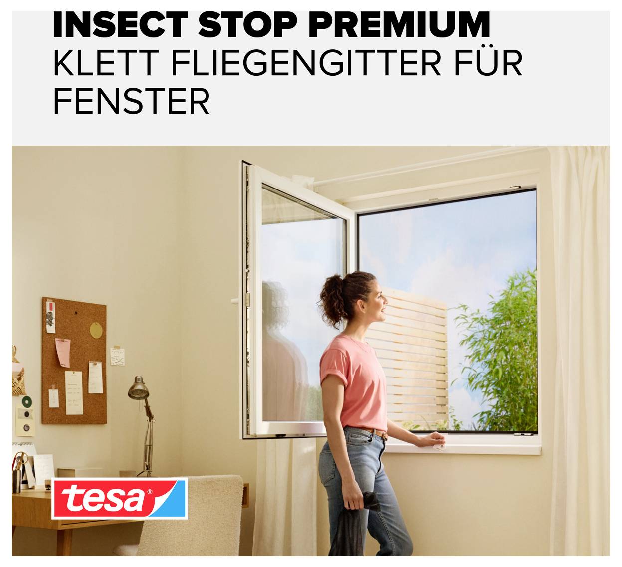 Reklama na "INSECT STOP PREMIUM" Lepicí síťka proti hmyzu od společnosti Klett pro okna; Žena stojí před otevřeným oknem s vloženou ochranou proti hmyzu, logo tesa vlevo dole.