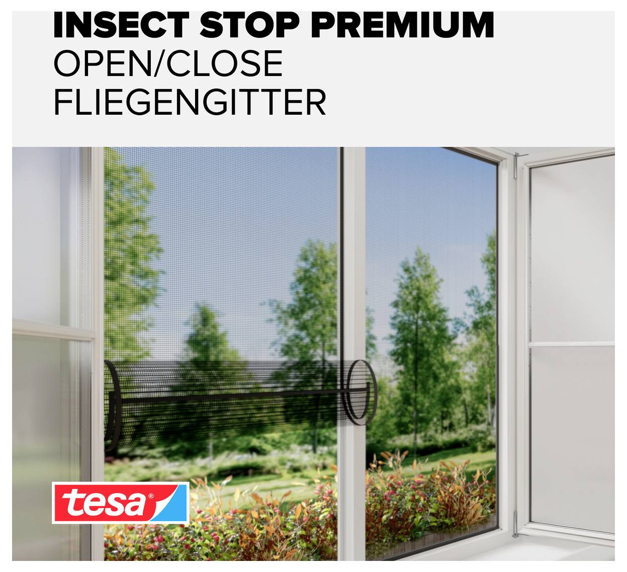 Reklamní obrázek pro 'Insect Stop Premium Open/Close Fliegengitter' od značky tesa na otevřeném okně s výhledem do zahrady.
