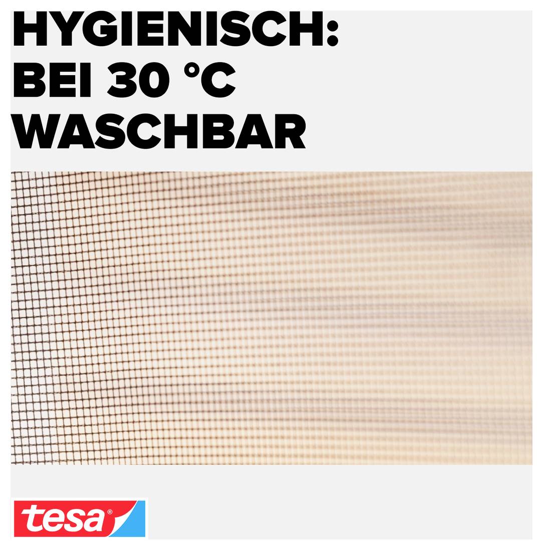 Reklamní obrázek od tesy s textem „Hygienicky: pratelný při 30 °C" a detailem jemné sítě v béžovém přechodu.