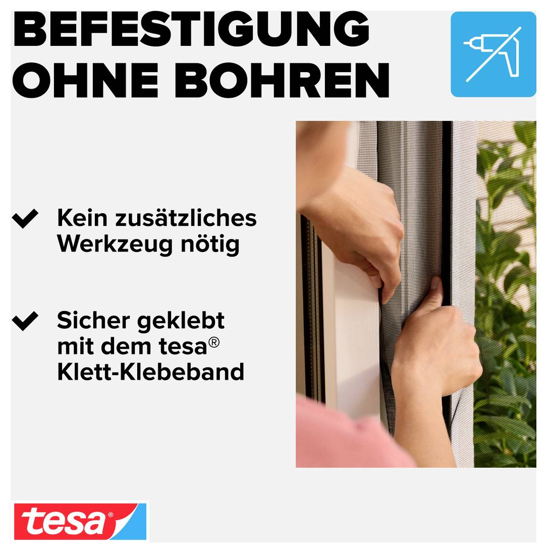 Reklama na upevnění bez vrtání: „Není potřebný žádný další nástroj" a „Bezpečně lepeno páskou se suchým zipem tesa"; osoba upevňuje záclonu.