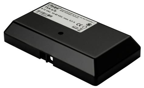Černý plastový kryt s etiketou zobrazující zkušební značku a technické specifikace elektronické součástky.