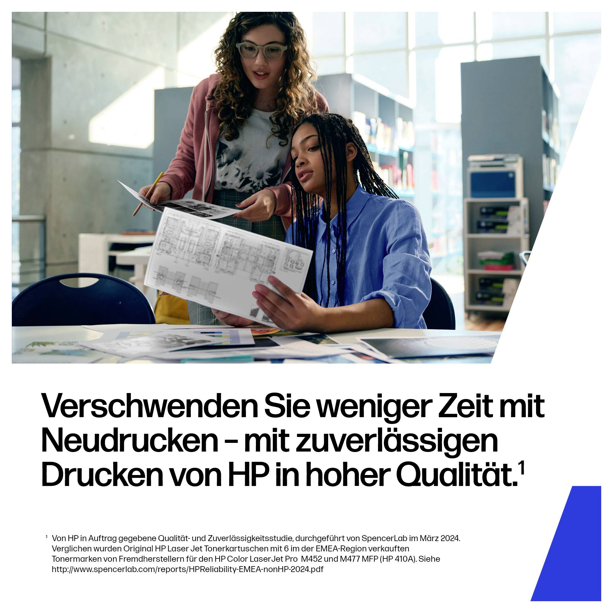 Dvě ženy si prohlížejí vytištěné dokumenty v kanceláři; německá inzerát níže říká "Ušetřete čas s přotisky" a propaguje spolehlivý a vysoce kvalitní tisk HP.