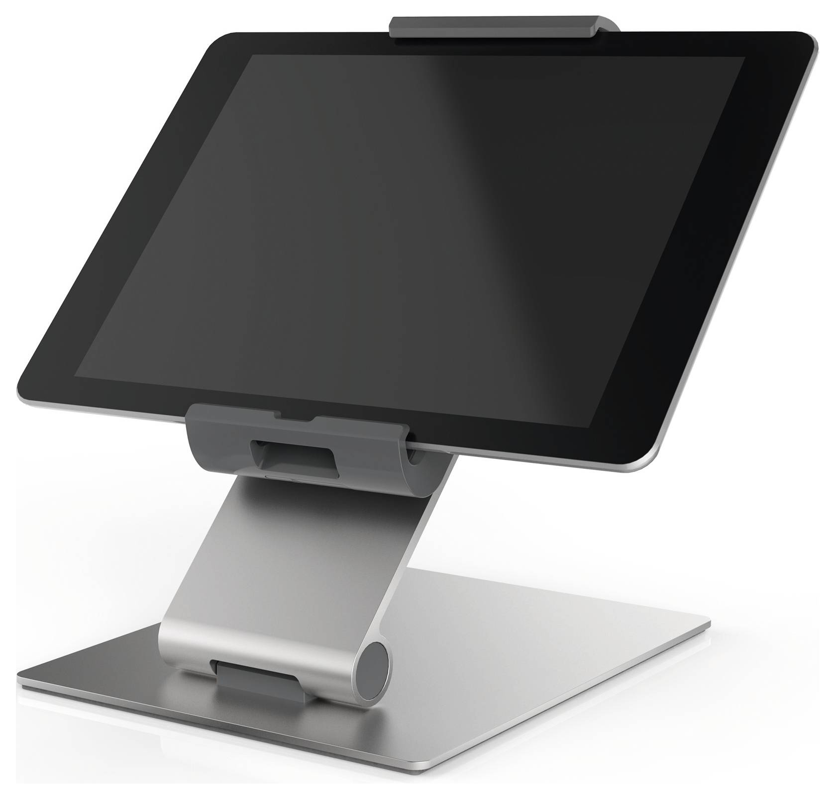 Stříbrný stojan na tablet drží černý tablet ve vzpřímené poloze. Stojan má moderní, minimalistický design.