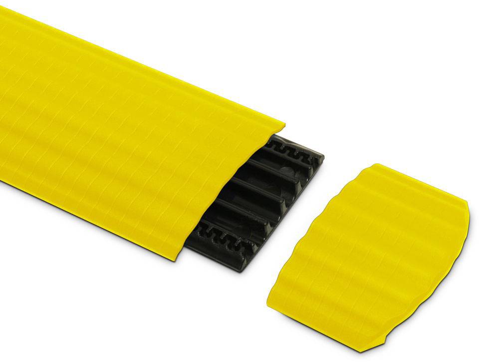 Žlutý kabelový mostek s odnímatelným krytem, zobrazující tři kabelové kanály. Používá se k bezpečnému vedení kabelů po podlaze.