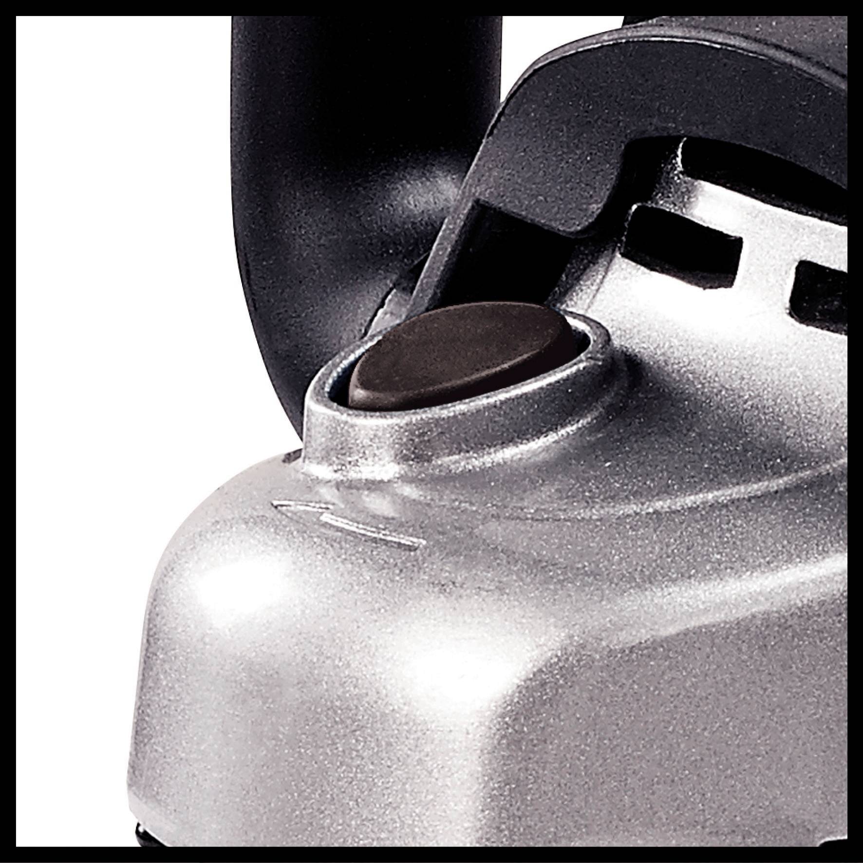 Detailní záběr stříbrné konvice s černou rukojetí; víčko s knoflíkem je zřetelně viditelné.