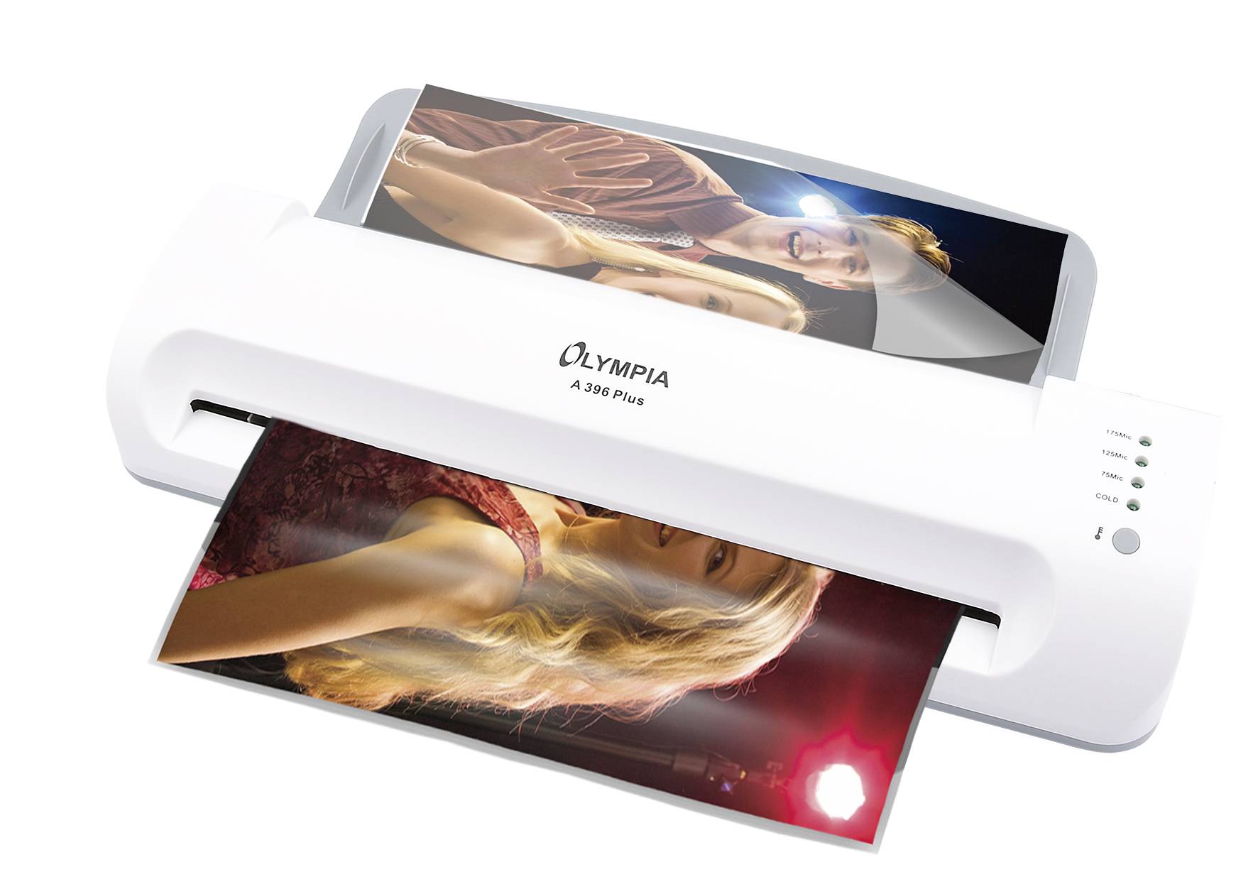 Bílý laminátor laminuje fotografii osoby s dlouhými blond vlasy na červeném pozadí; je viditelná značka 'Olympia'.