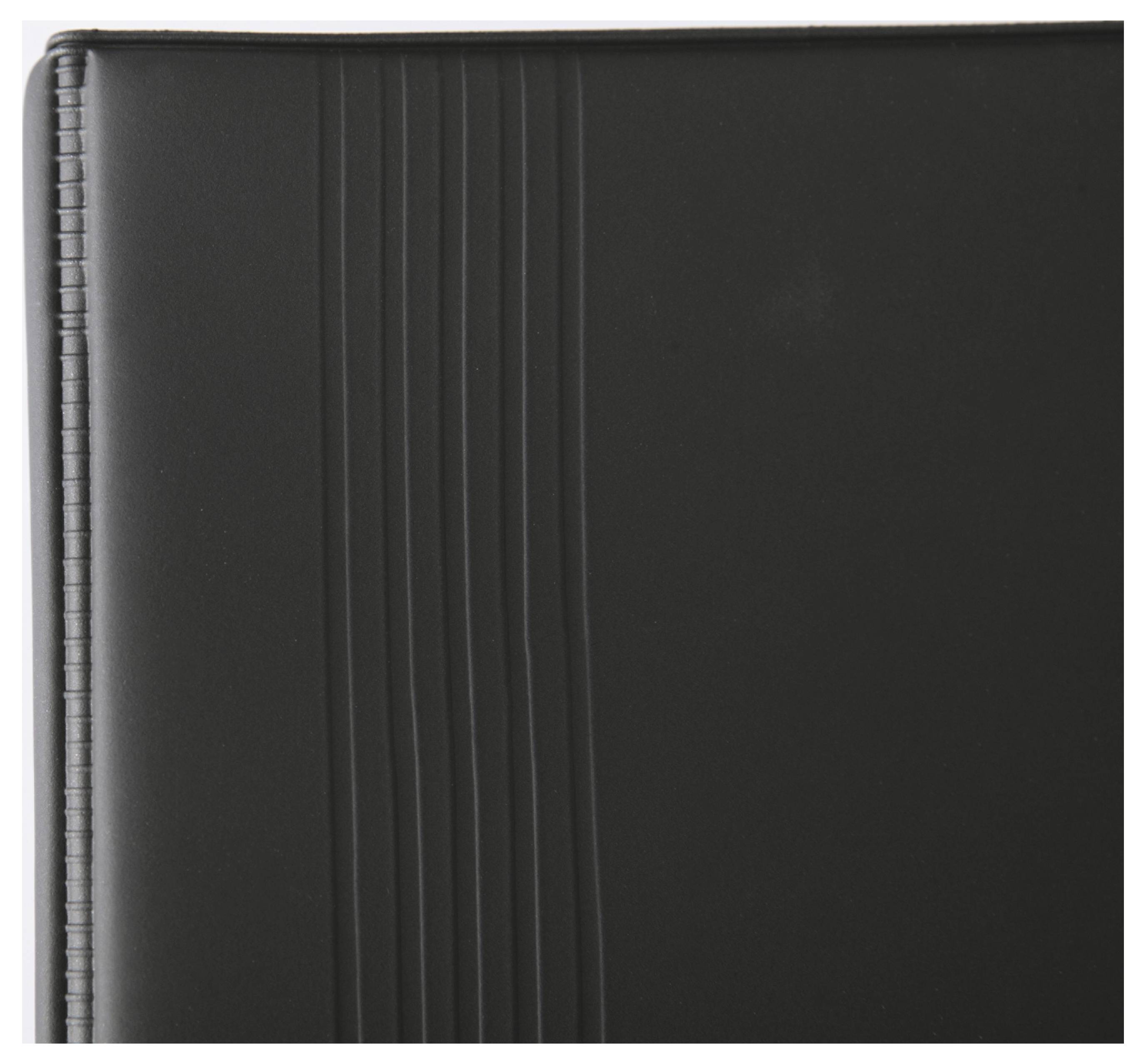 Detailní snímek obalu černo-kožené nebo vinylové notebookové brožury se svisle prošívanými nebo reliéfně tištěnými žebry podél levého okraje.