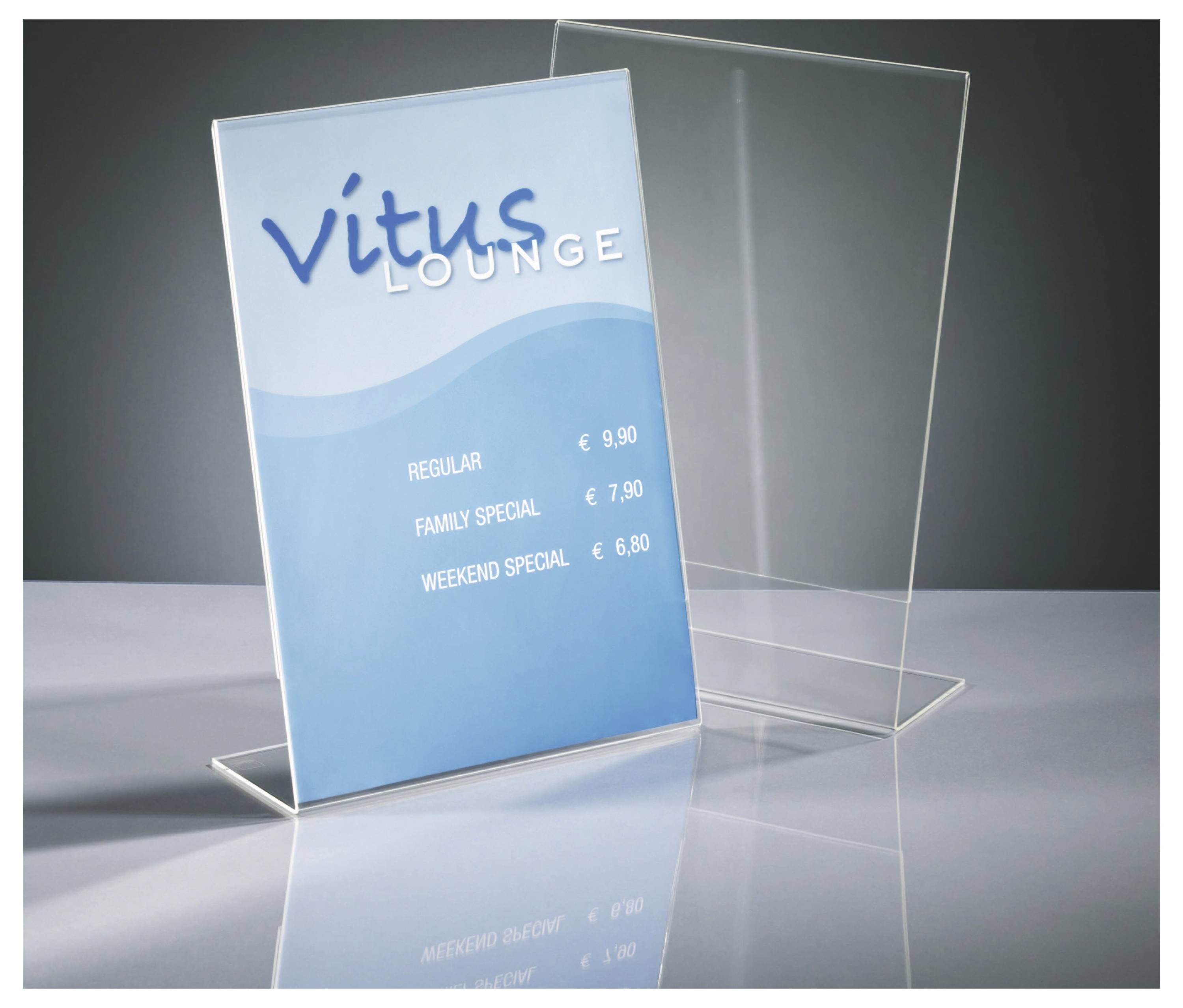 Čirý akrylový držák na stolní displej obsahující ceník "vitus LOUNGE" se třemi sazbami: Běžná EUR9,90, Rodinná speciální nabídka EUR7,90, Víkendová speciální nabídka EUR6,80.