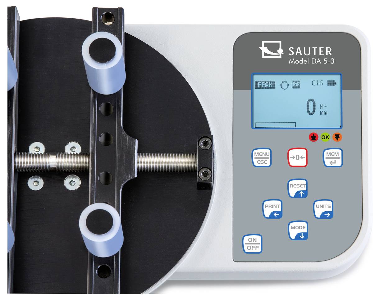 Elektronické zařízení od Sautera, model DA 5-3, s digitálním displejem a ovládacími prvky. Používá se pro měření síly.