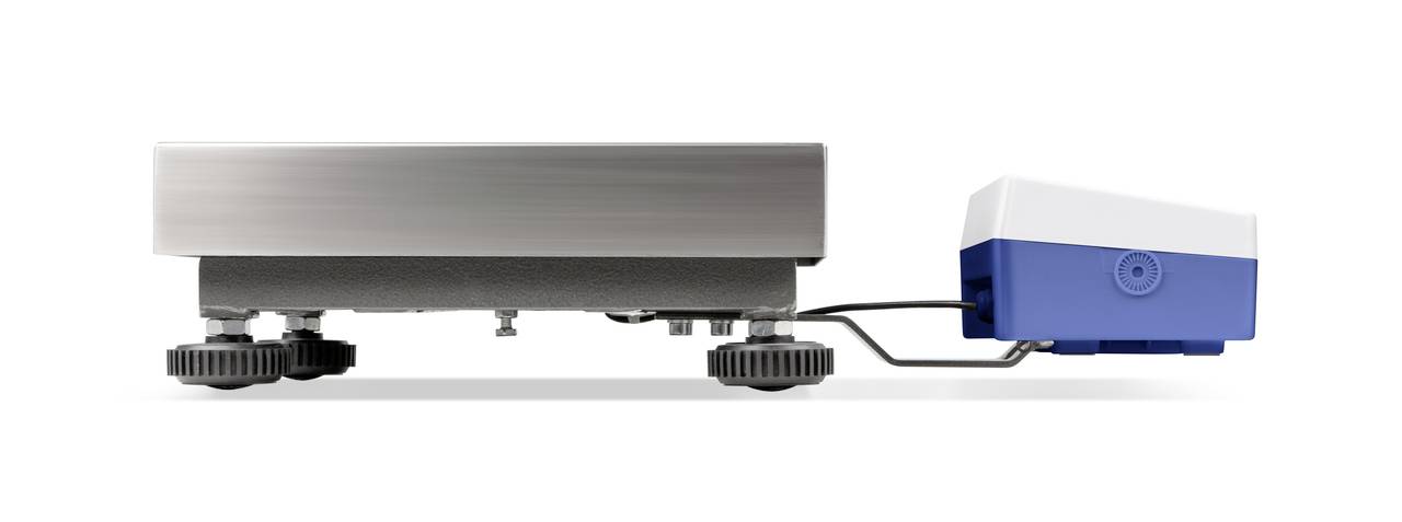 Elektronická váha ze strany s připojeným modrým modulem, která ukazuje technickou přesnost a funkčnost.