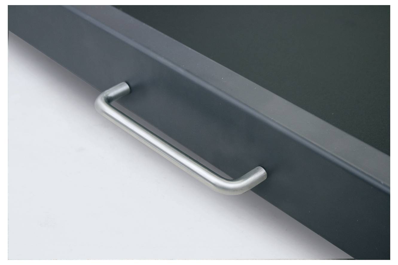 Stříbrná kovová klika na černé zásuvce. Povrch je hladký a design je minimalistický.