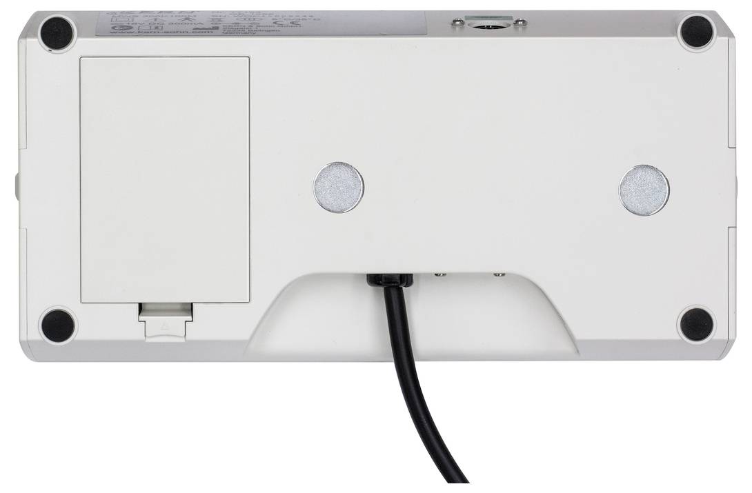Zadní strana elektronického zařízení s kabelem uprostřed a dvěma kulatými gumovými nožkami.