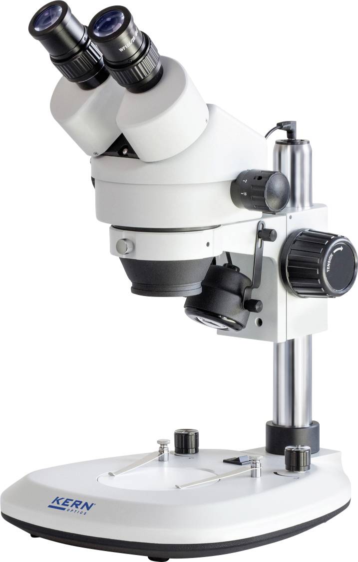 Bílý laboratorní mikroskop se dvěma okuláry a několika nastavovacími kolečky stojí na stabilním podstavci.