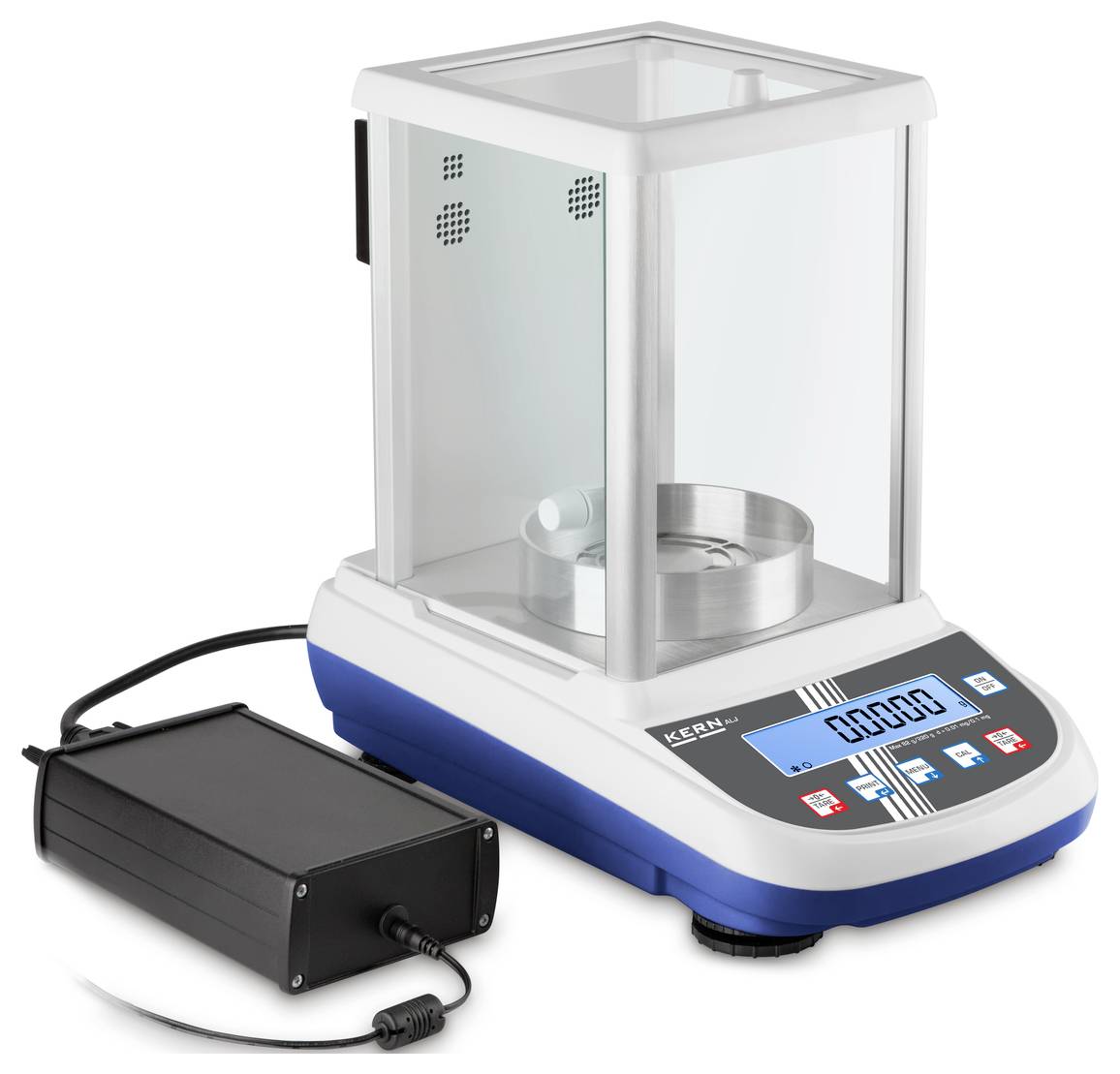 Laboratorní váha s digitálním displejem, průhledným ochranným krytem a napájecím adaptérem. Vhodná pro přesné vážení ve vědeckých aplikacích.