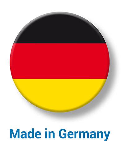 Kulatý odznak s německou vlajkou, která se skládá z vodorovných pruhů černé, červené a žluté barvy. Pod ním je text: „Vyrobeno v Německu".