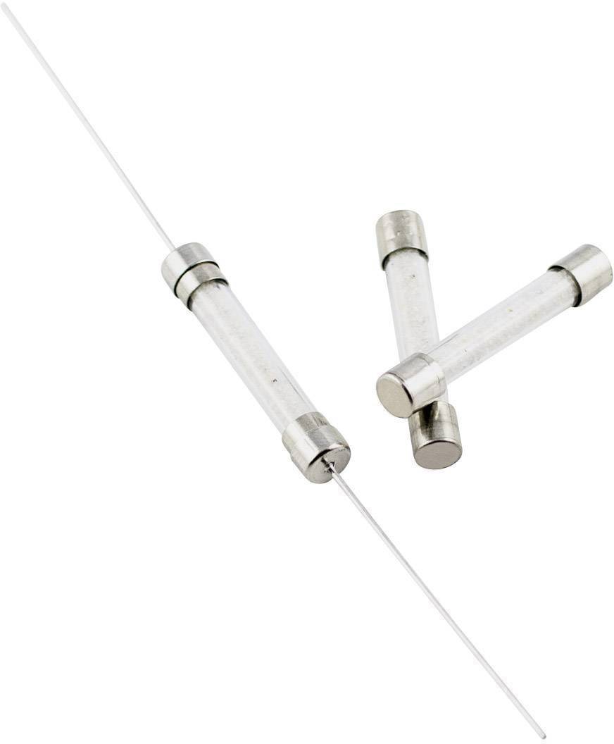 Tři skleněné pojistky na bílém pozadí; dvě leží křížem, jedna je protáhlá. Slouží k ochraně elektrických zařízení.