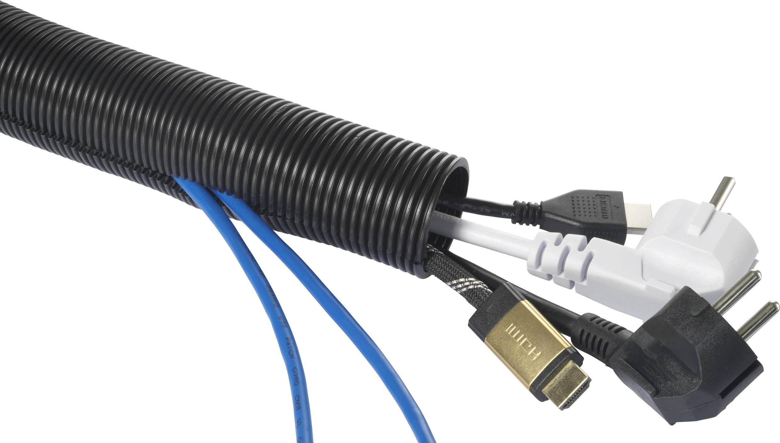 Černý ochranný kabelový obal obsahuje různé typy kabelů, včetně HDMI a síťových kabelů, které z obalu vyčnívají.