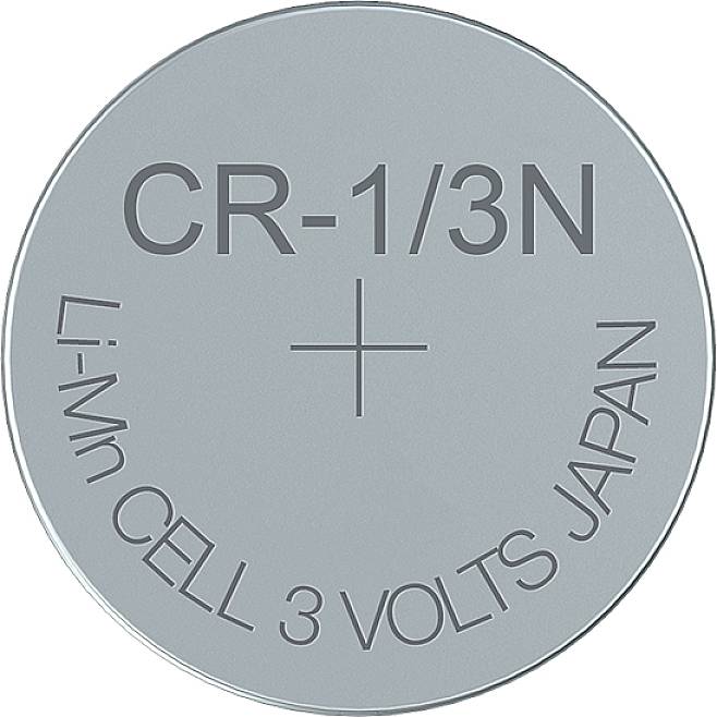 Stříbrozinkový knoflíkový článek typu CR-1/3N s nápisem 'Li-Mn CELL 3 VOLTS JAPAN'.