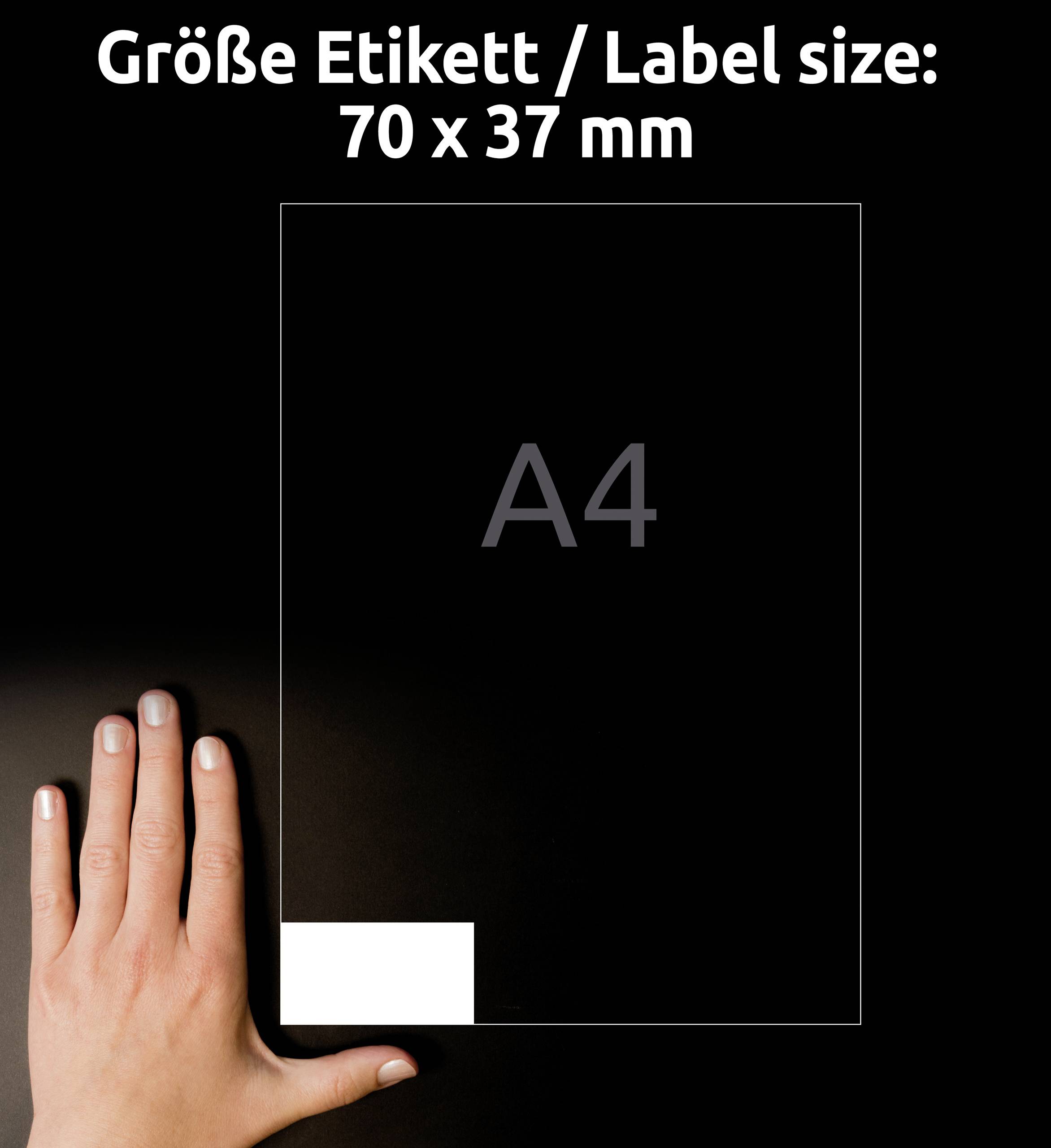 Ruka ukazuje velikost etikety 70 x 37 mm na listu formátu A4.