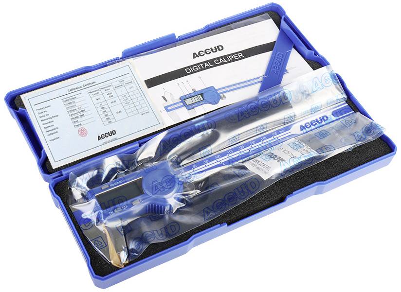 Modrý etui s digitálním posuvným měřítkem a příslušenstvím. Na etuji je nápis 'Accud Digital Caliper'. Obsahuje návod k obsluze.