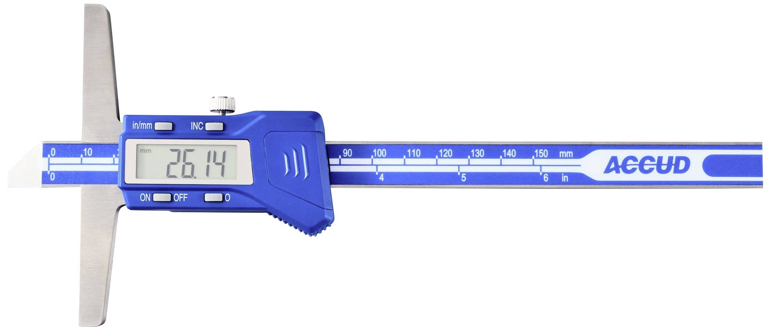 Digitální posuvné měřidlo ukazuje '26,14 mm'. Vlevo se nachází měřicí nástroj vyrobený z kovu a plastu, vedle metrické stupnice.