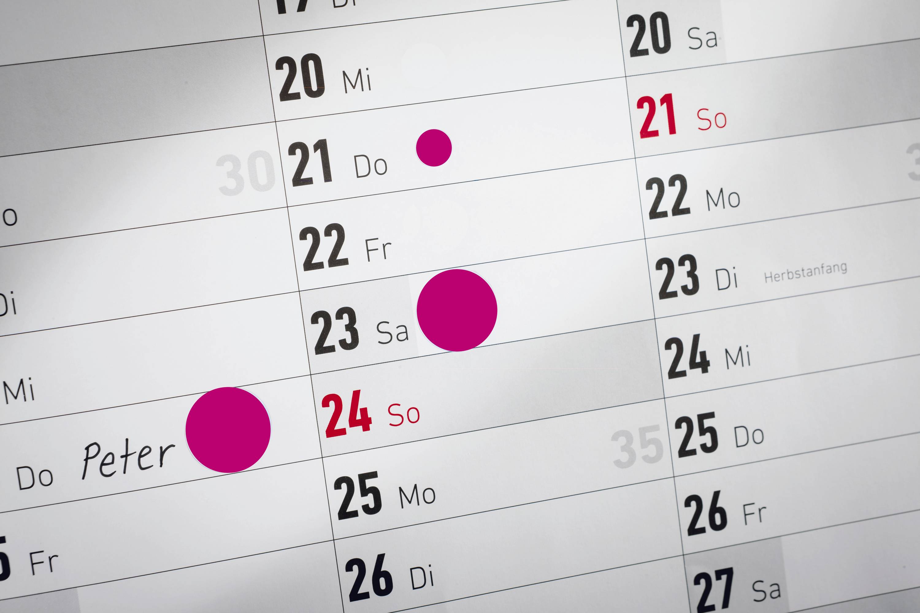 Kalendářní list zobrazuje období od 20. do 26. se zvýrazněnými daty 21., 23. a 24. a ručně napsaným jménem 'Peter' dne 24.