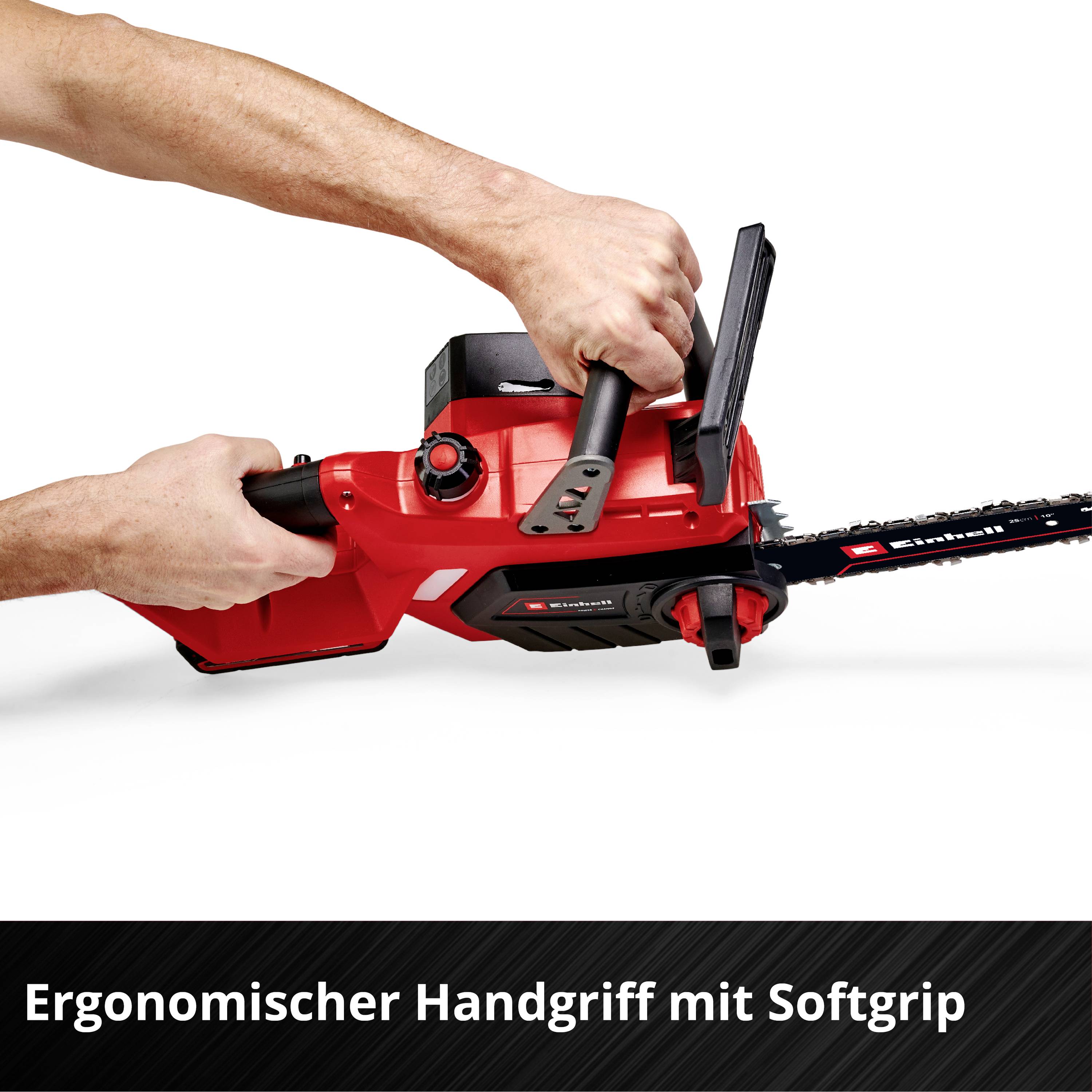 Osoba drží červenou elektrickou řetězovou pilu s ergonomickým držadlem. Pod ním je nápis 'Ergonomické držadlo se soft gripem'.