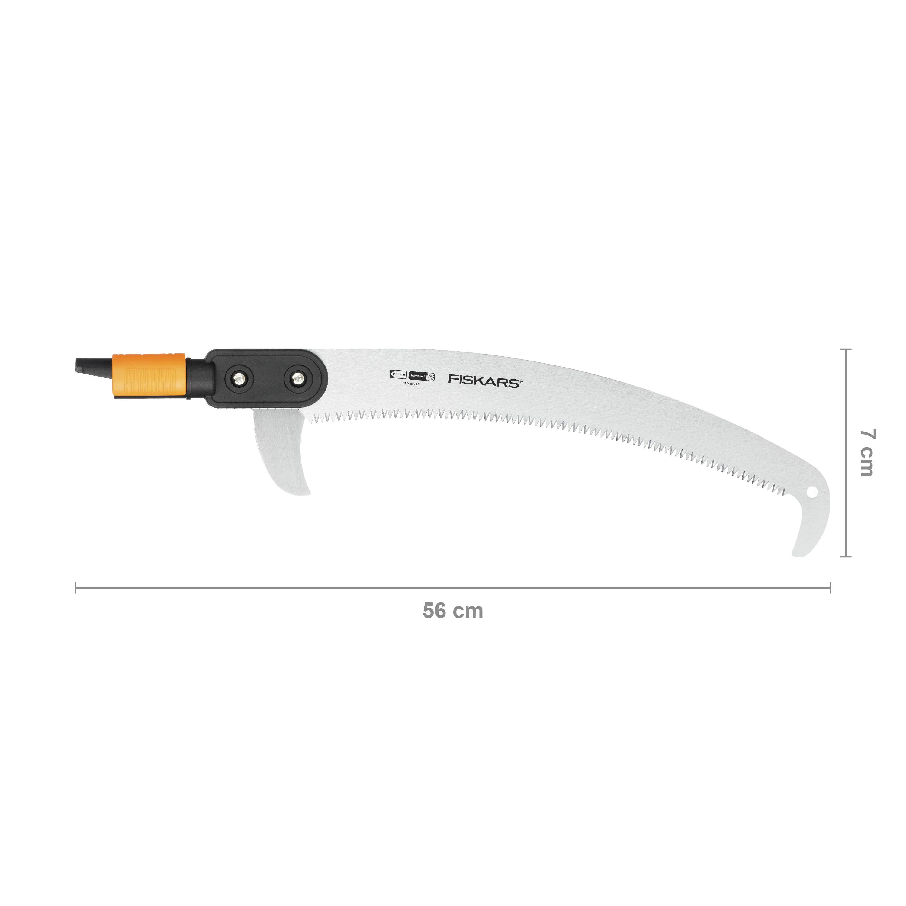 Zahnutá vyvětvovací pila Fiskars, celková délka 56 cm, výška 7 cm. Ideální pro řezání větví v obtížně dostupných místech.