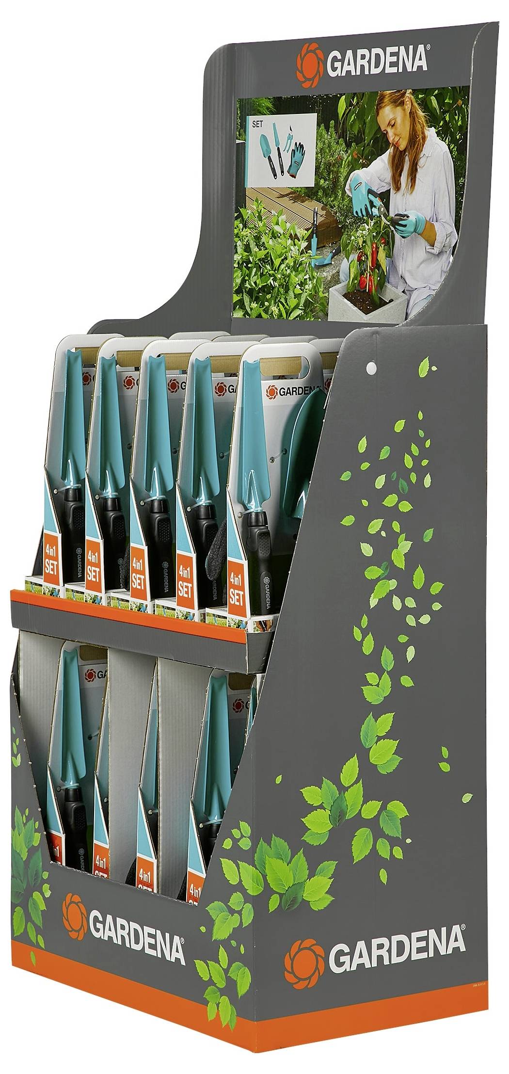 Prodejní stojan Gardena s několika sadovými boxy zahradního nářadí. Obrázek zachycuje osobu při sázení rostlin v zahradě.