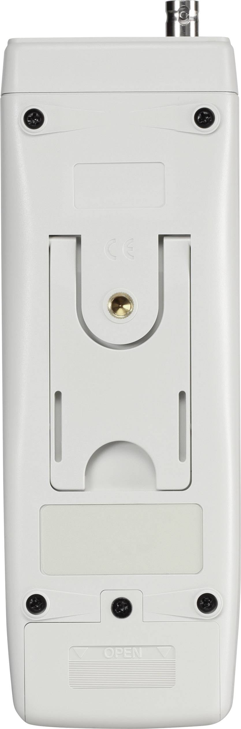 Zadní strana bílého elektronického zařízení s konektorem nahoře a výřezy pro montáž, čtyři šrouby v rozích.