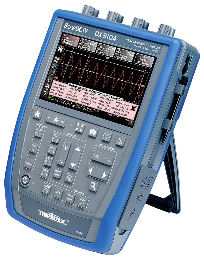 Přenosný osciloskop s barevnou obrazovkou zobrazuje průběhové diagramy a naměřené hodnoty. Viditelné jsou tlačítka pro úpravu nastavení.