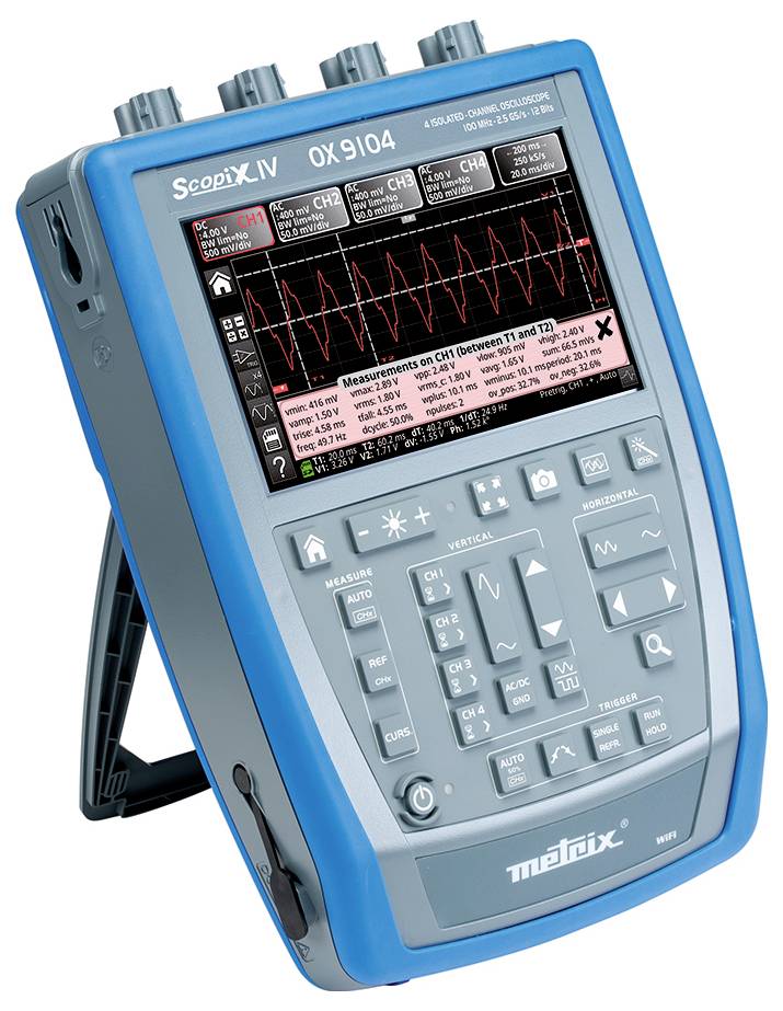 Přenosný osciloskop s displejem zobrazuje několik průběhů signálů a naměřených hodnot. Nahoře jsou vstupy pro měřicí sondy.