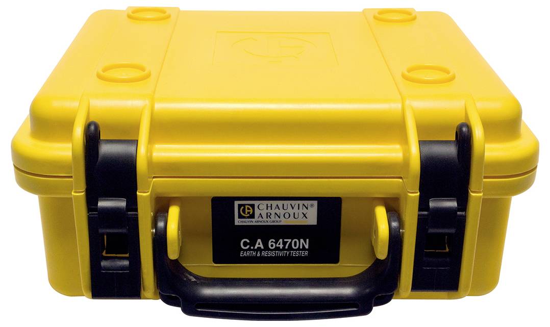 Žlutý kufřík s černou rukojetí, na kterém je napsáno 'Chauvin Arnoux C.A 6470N Earth & Resistivity Tester'.