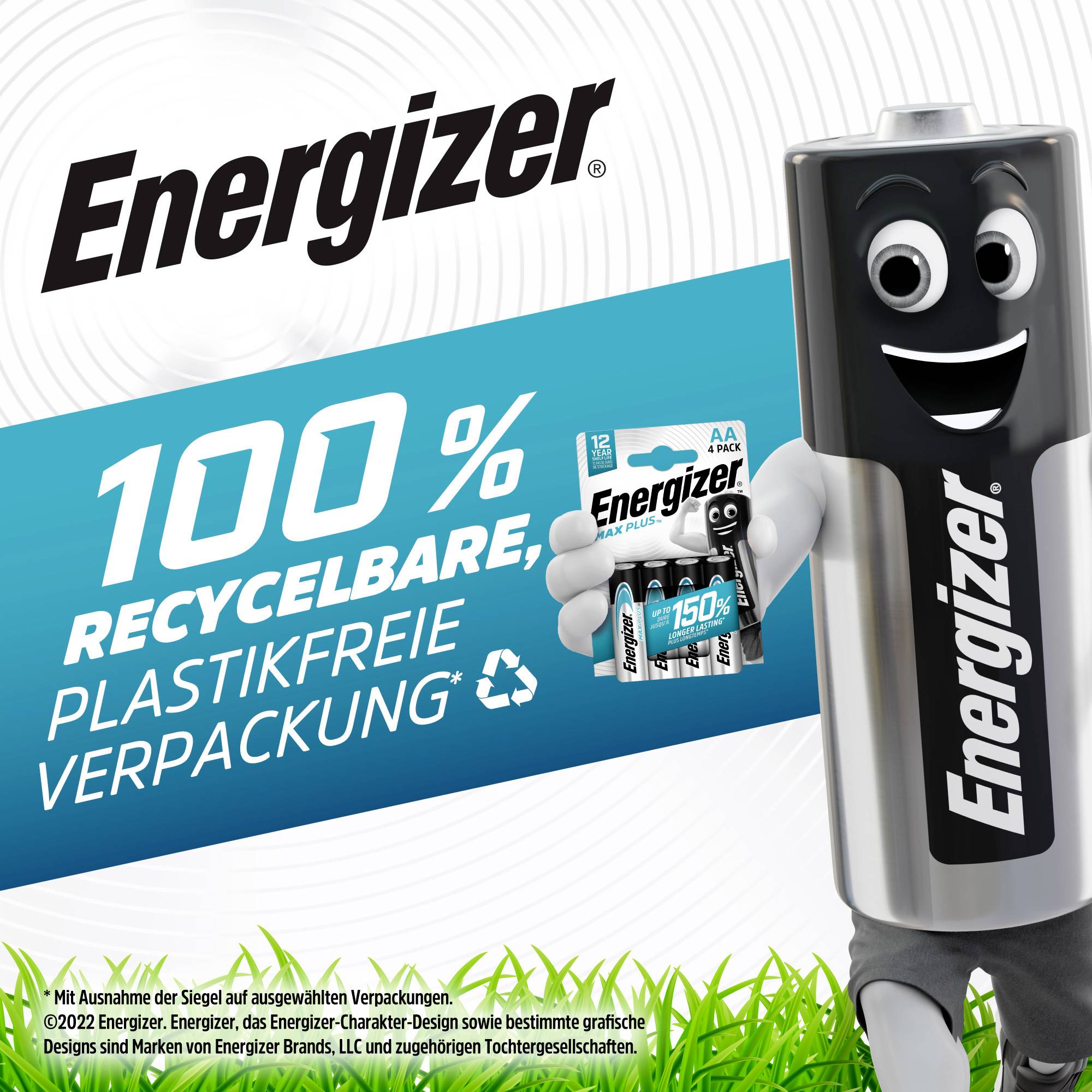 Karikatura baterie s obličejem drží balení Energizeru s nápisem '100% recyklovatelný, plastů prostý obal' na zeleném pozadí.