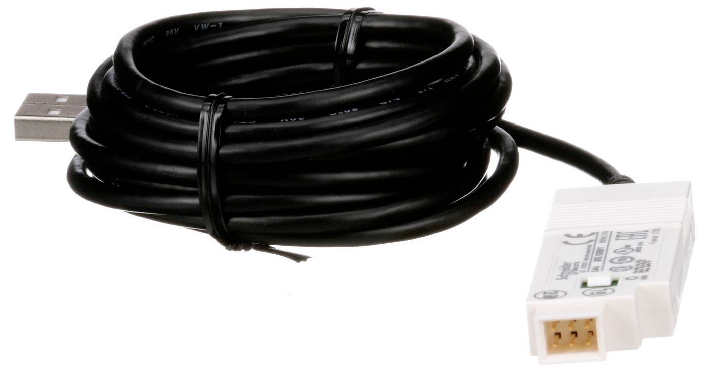 Černý USB kabel navinutý s bílým obdélníkovým adaptérem konektoru na jednobarevném pozadí.
