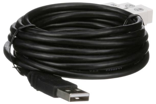 Stočený černý USB kabel se standardním USB-A konektorem a bílým koncem konektoru, zobrazený na jednoduchém pozadí.