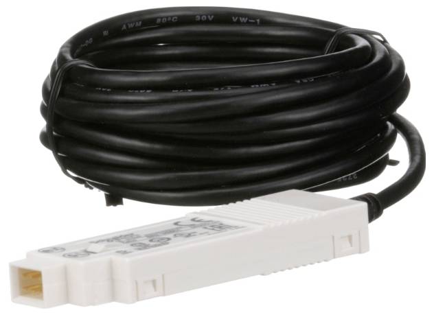 Černý vinutý kabel připojený k bílé obdélníkové zásuvce, zobrazeno na prostém pozadí.