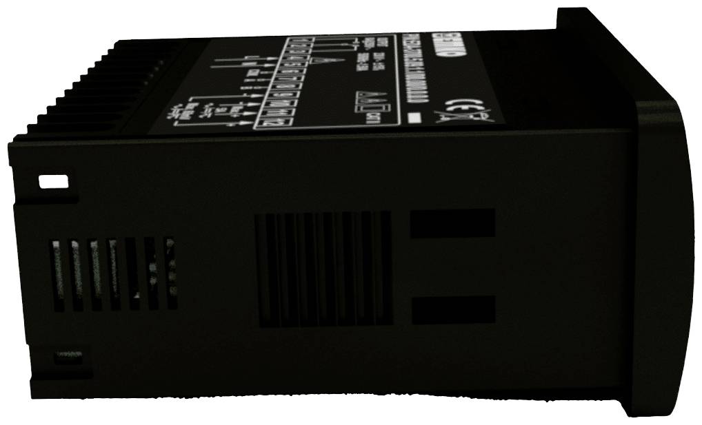 Černé elektronické zařízení s větracími otvory a ovládacími prvky, položené na boku.