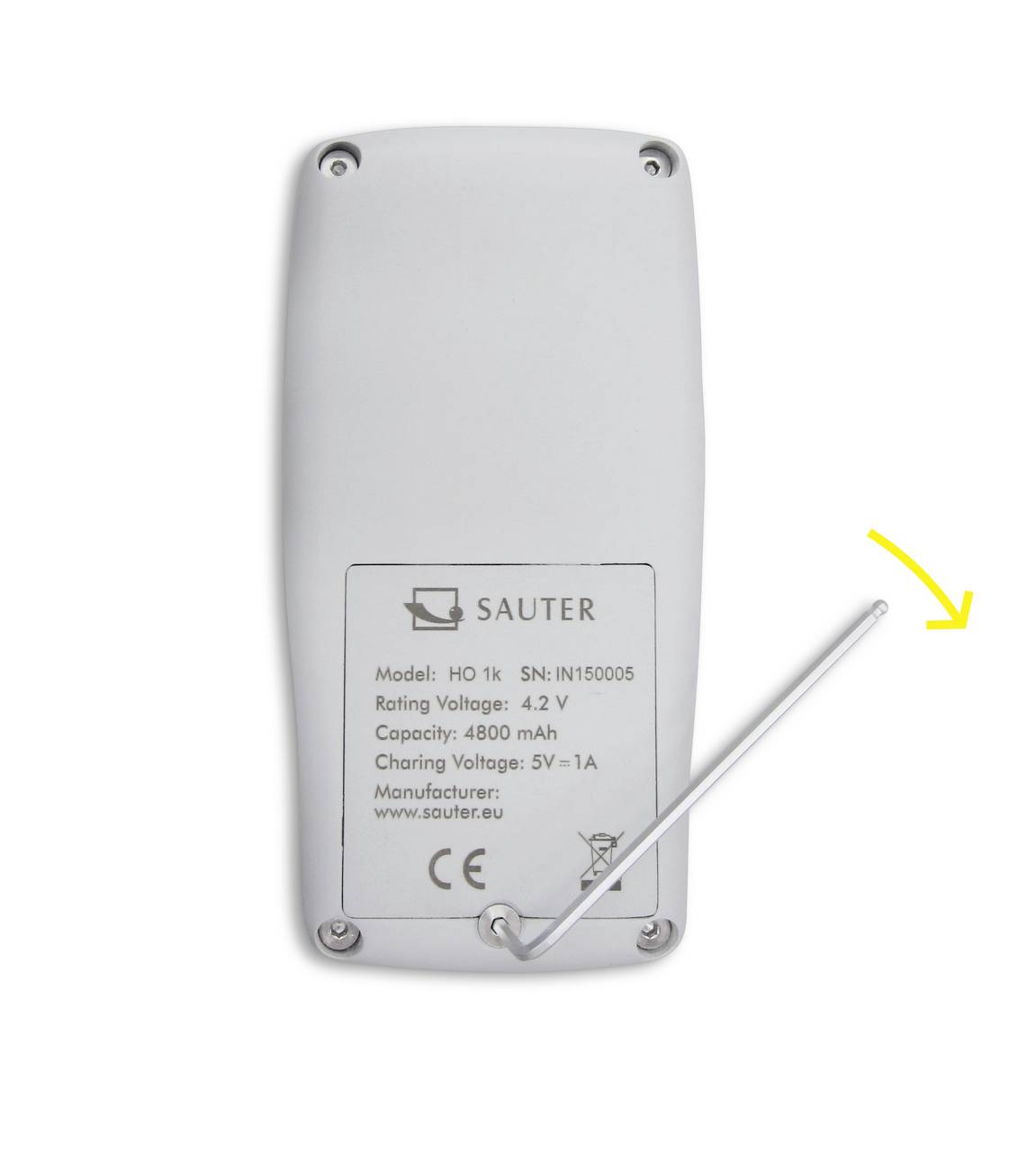 Zadní strana zařízení s štítkem: 'SAUTER, Model: HO 1K, Napětí: 4.2V, Kapacita: 4800 mAh'. Žlutý šipka ukazuje na anténu.