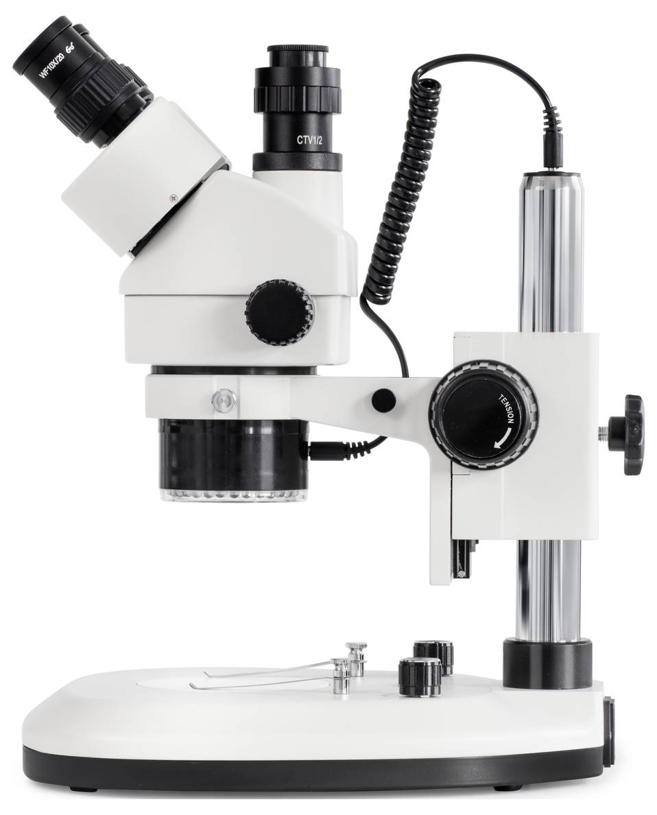 Bílý laboratorní mikroskop s nastavitelným stojanem a několika zvětšovacími mechanismy. Ideální pro vědecký výzkum.