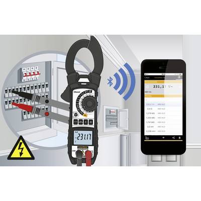Multimetr měří napětí a bezdrátově přenáší data do smartphonu. V pozadí jsou viditelné pojistkové skříně.